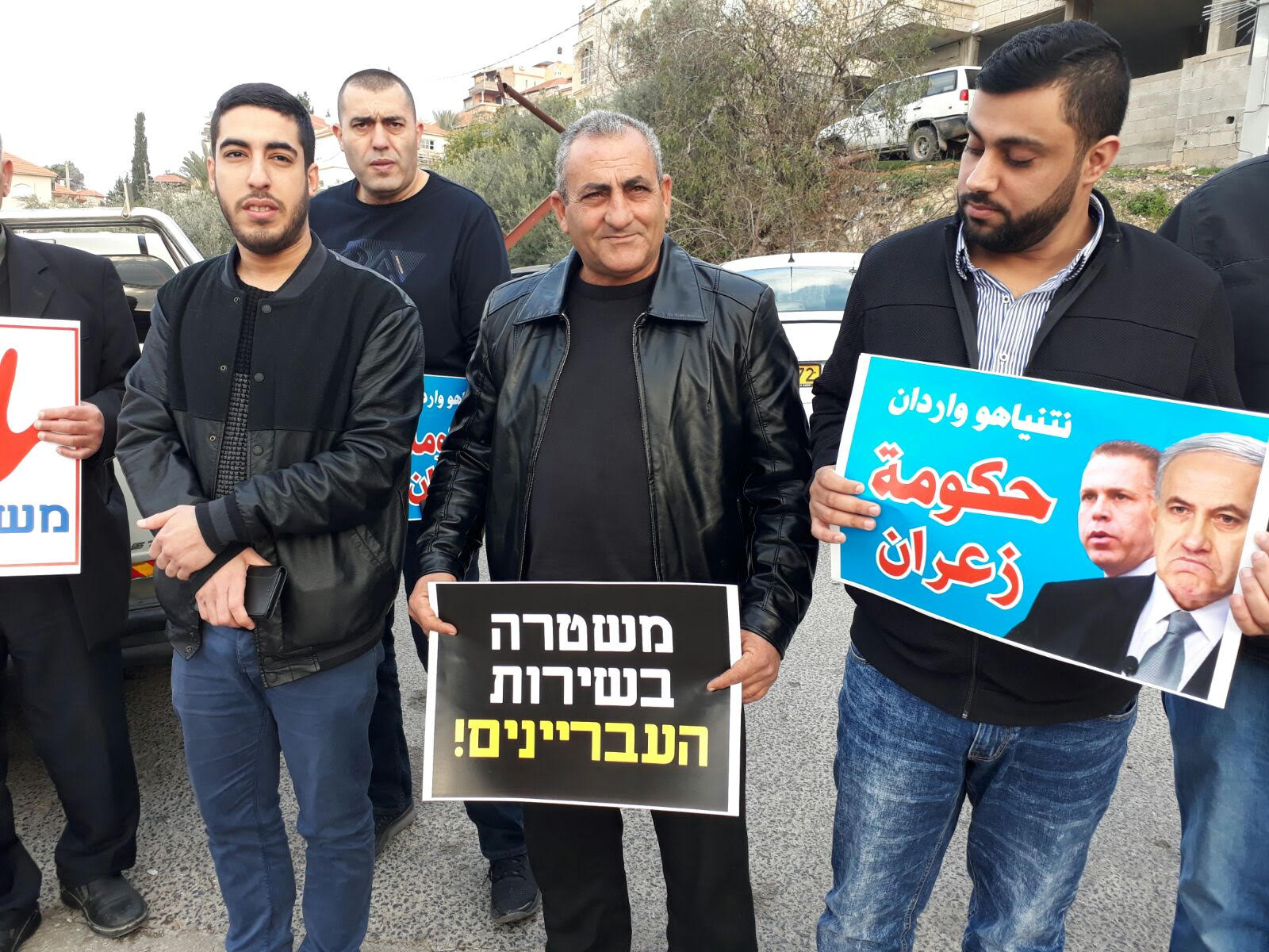 العشرات يتظاهرون امام مقر شرطة أم الفحم